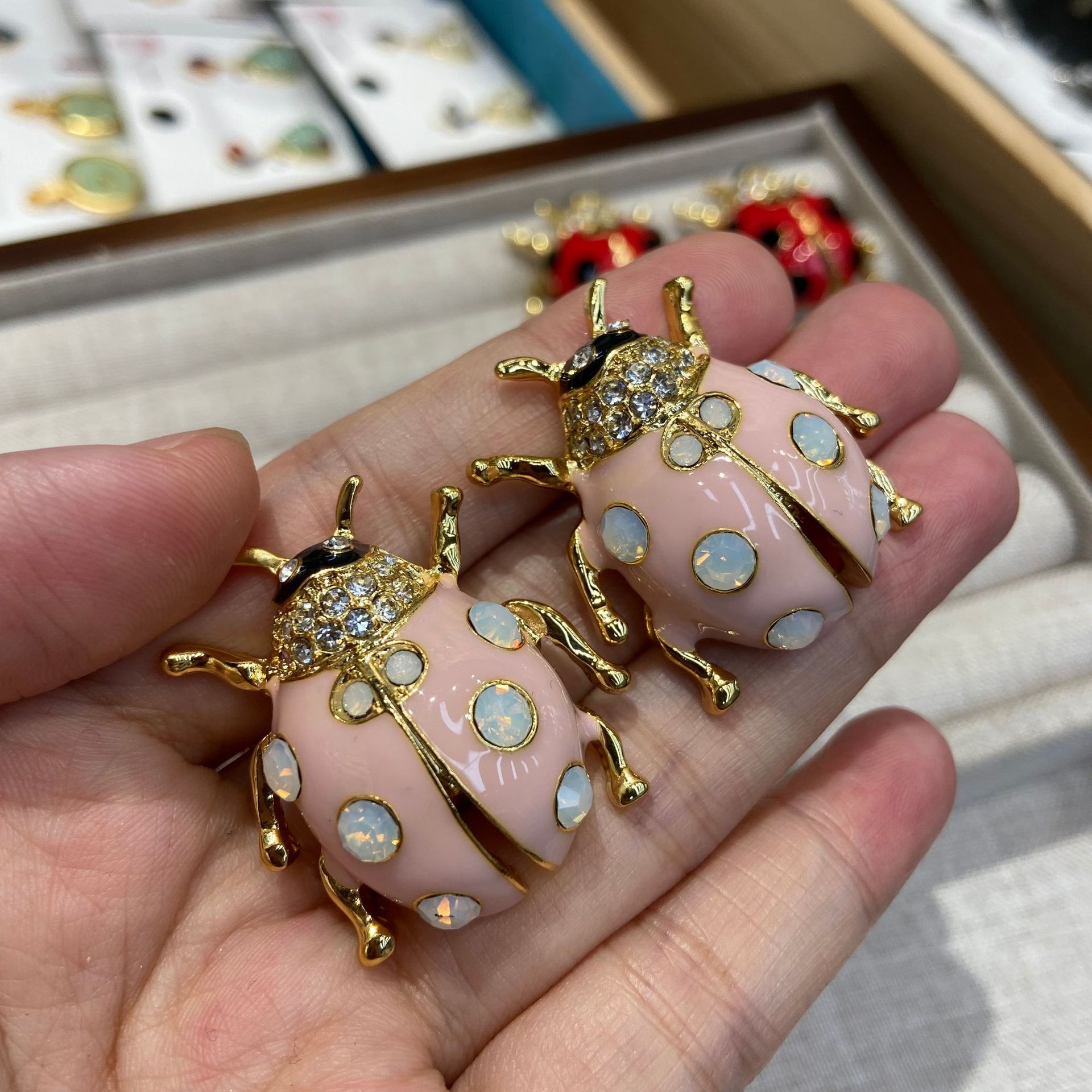 أقراط مرصعة على شكل دعسوقة برا - مراجعة Vintage Fashion Bug وسعره